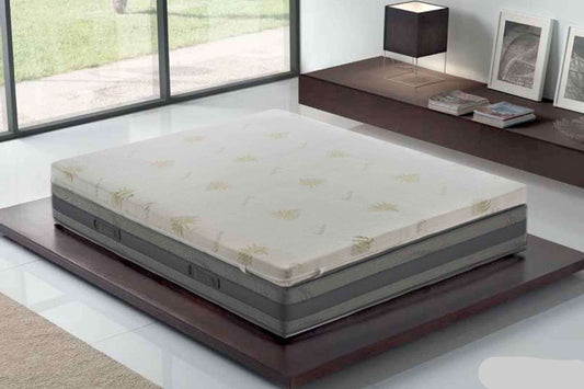 Surmatelas Bio à l'aloe vera Nuage in a modern bedroom setting, showcasing its breathable design and memory foam technology.