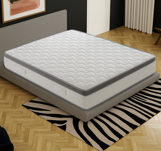 Matelas Joris, mousse à mémoire de forme, posé sur un sommier gris dans une chambre